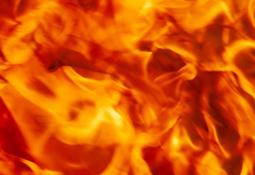При пожаре в Котласе сгорел гараж и сильно поврежден дом